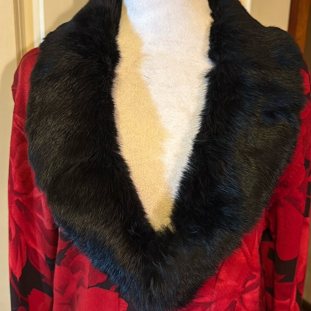 Front zip up detachable sweater fur collar 
GENTLE PRE LOVED perfect condition